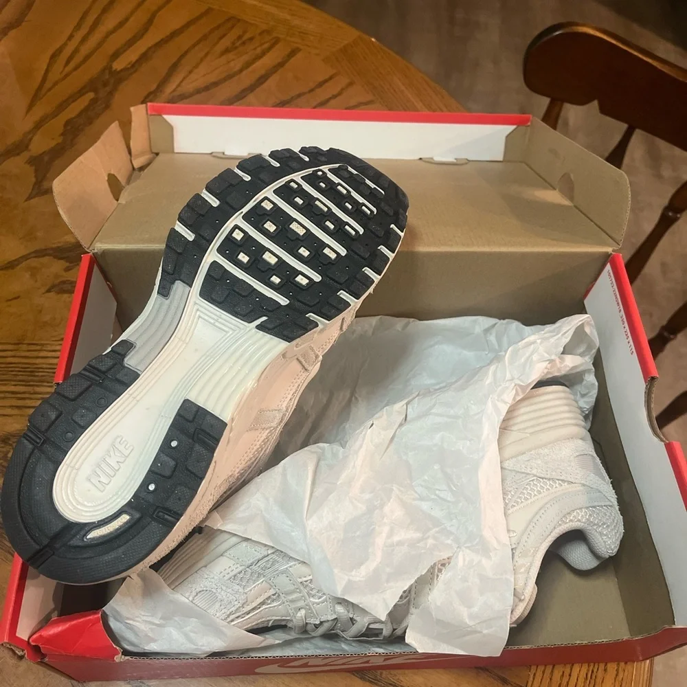 Nike Cream Textured Running Shoes - Picture 3 of 6